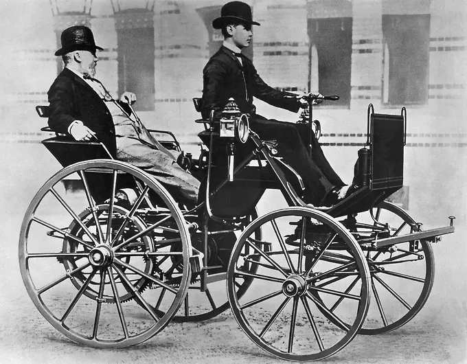 Gottlieb Daimler og Wilhelm Maybach designet bilen i 1885