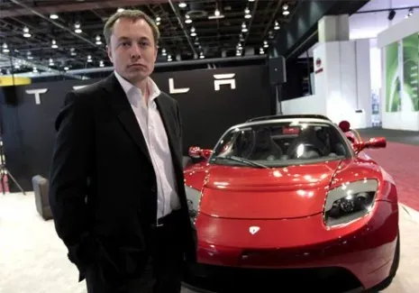 Elon Musk med Tesla Roadster i 2008