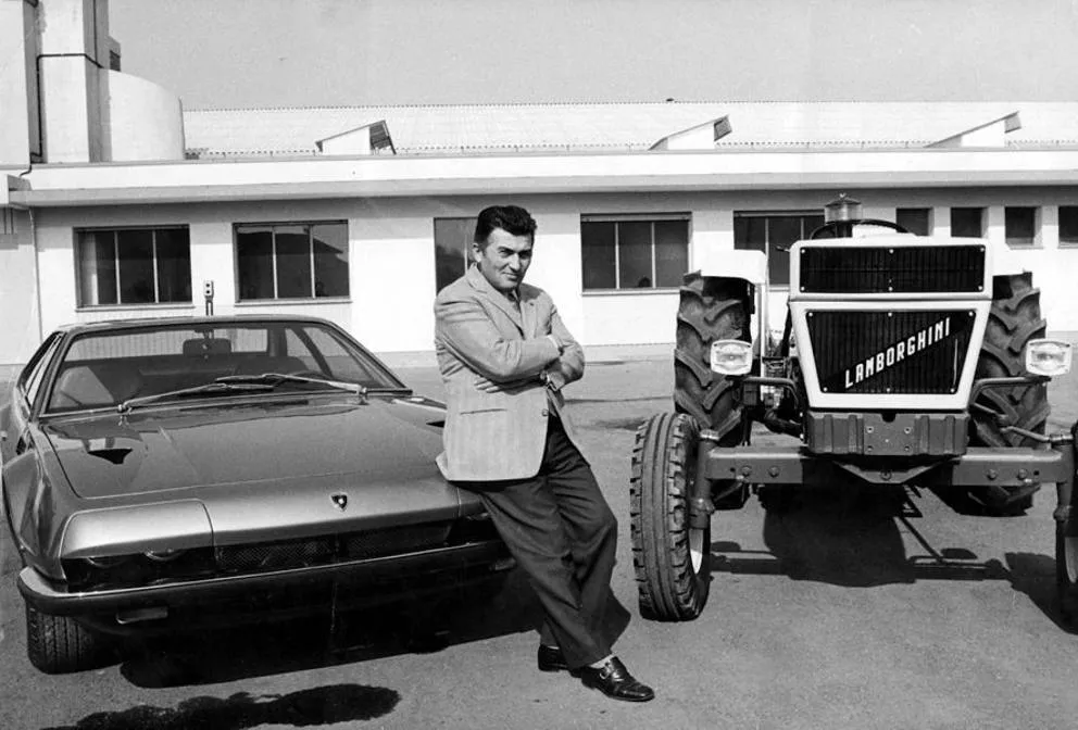 Ferruccio Lamborghini med en Jarama og en traktor av hans merke, 1970