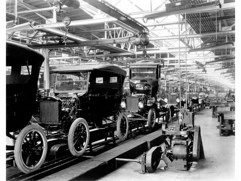 Første bevegelige samlebånd Ford 1913