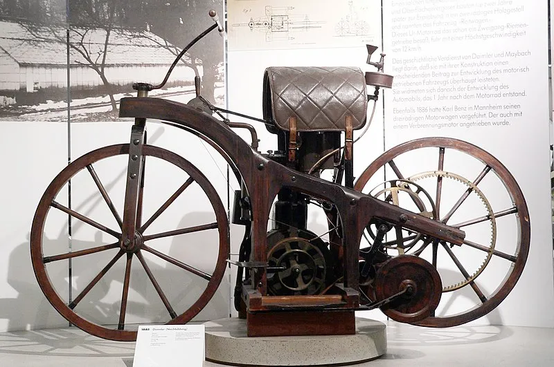Gottlieb Daimler og Wilhelm Maybach designet Reitwagen i 1885