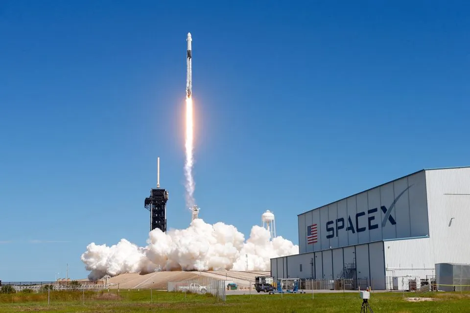 SpaceX Falcon 9 rakett med Dragon-modul oppskytes
